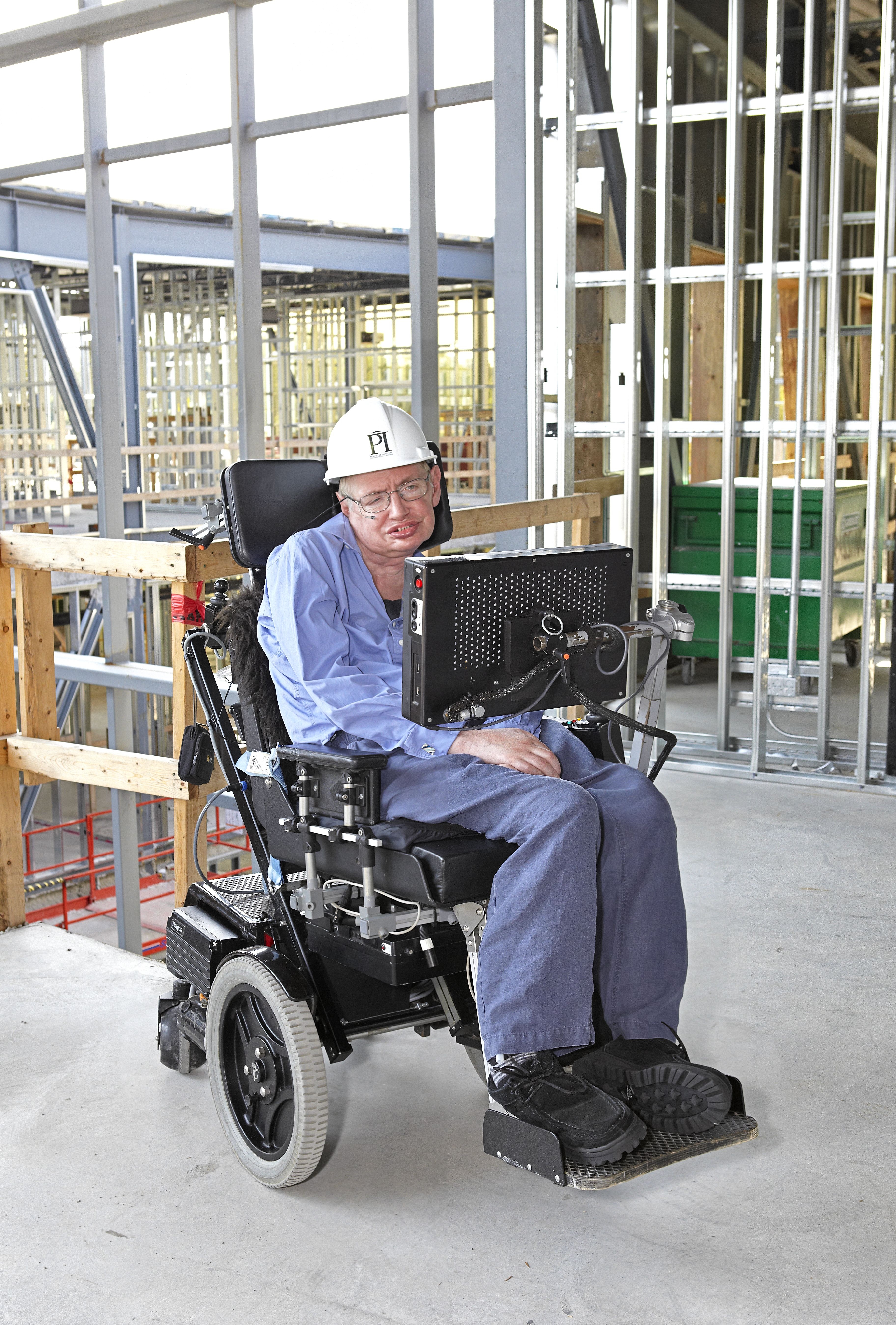 Stephen Hawking at the Stephen-Hawking-Center building site, with a hard hat